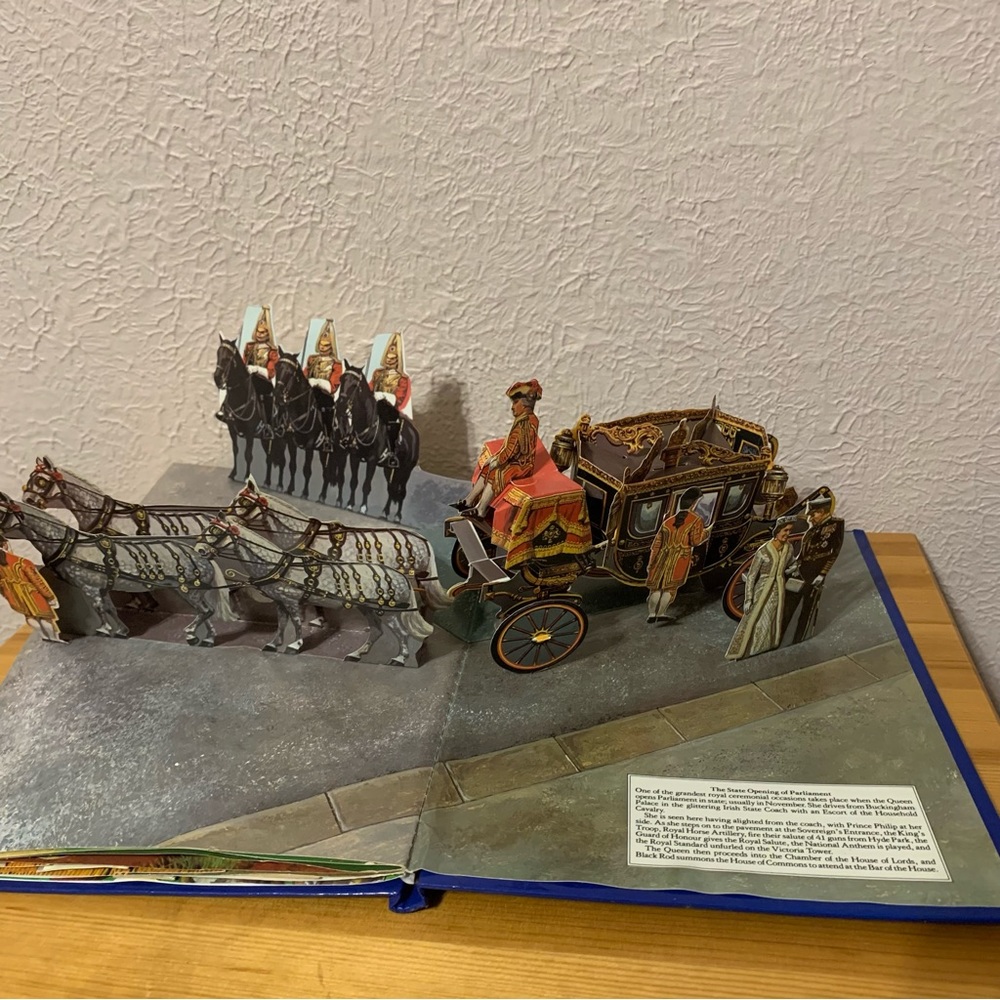 The Royal Family Charles and Diana pop up book - Picture 5 of 7